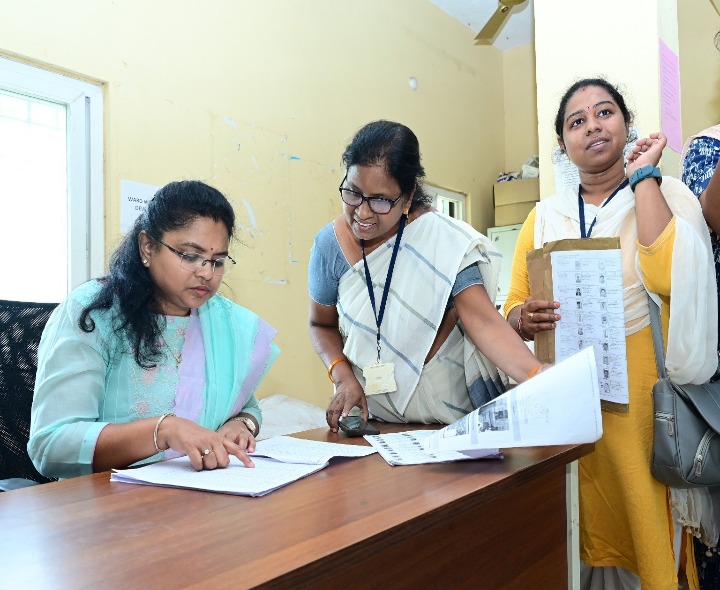 బూత్ లెవల్ అధికారులతో కలెక్టర్ సమీక్ష