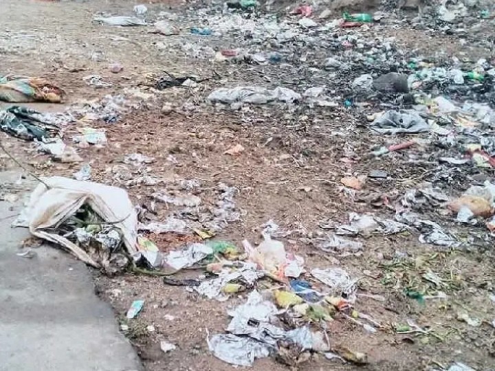 ప్రధాన రహదారి వెంట చెత్తకుప్పలు