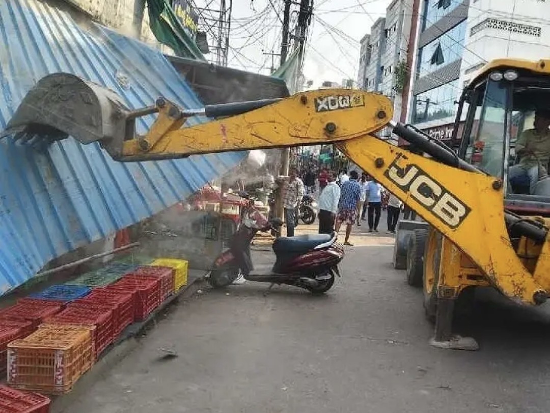 సీకేఎం ఆసుపత్రి రహదారిపై ఆక్రమణల తొలగింపు