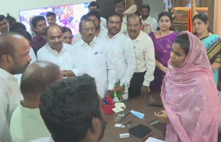 విద్యాశాఖ కార్యాలయం దగ్గర YCP ఆందోళన
