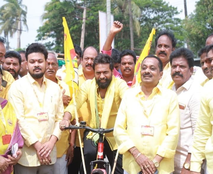 సైకిల్ తొక్కుతూ మహానాడుకు వచ్చిన మంత్రి