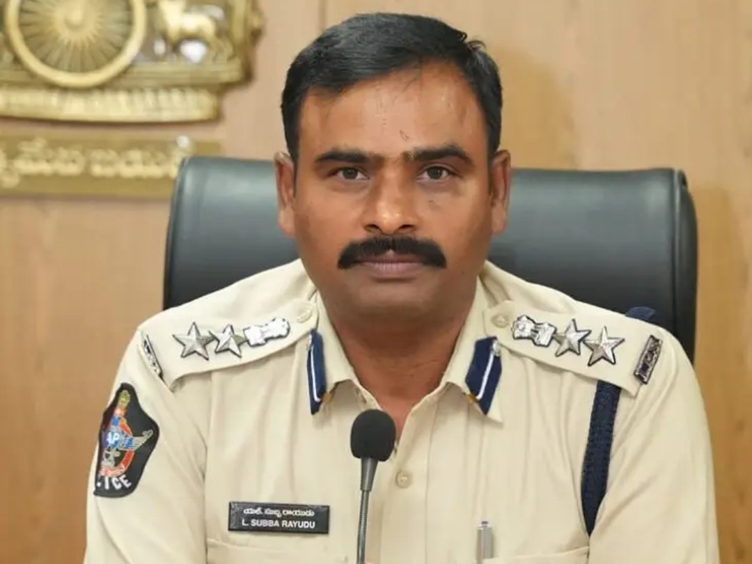 అక్రమ వసూళ్లపై వేటు.. నలుగురు పోలీసుల సస్పెన్షన్