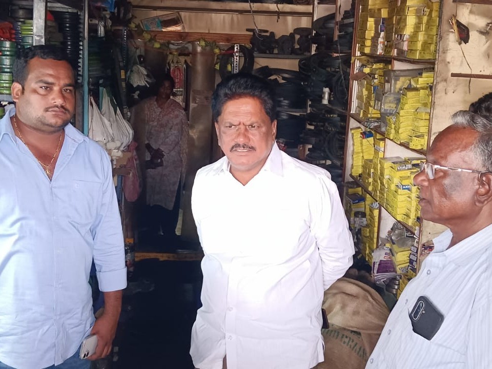 షార్ట్ సర్క్యూట్‌తో దగ్ధమైన షాపు పరిశీలన