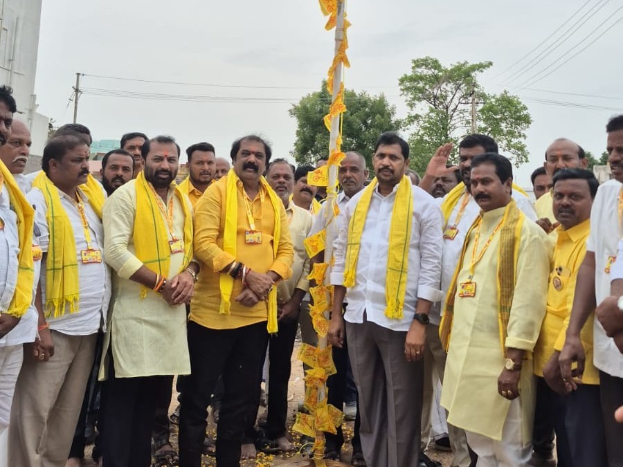 టీడీపీ పార్టీ జెండాను ఆవిష్కరించిన ఎమ్మెల్యే