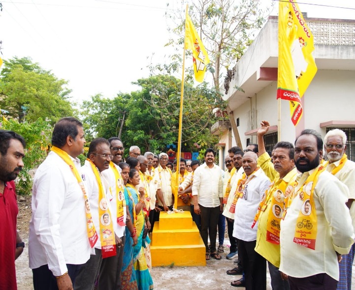 టీడీపీ జెండాను ఎగురవేసిన ఎమ్మెల్యే