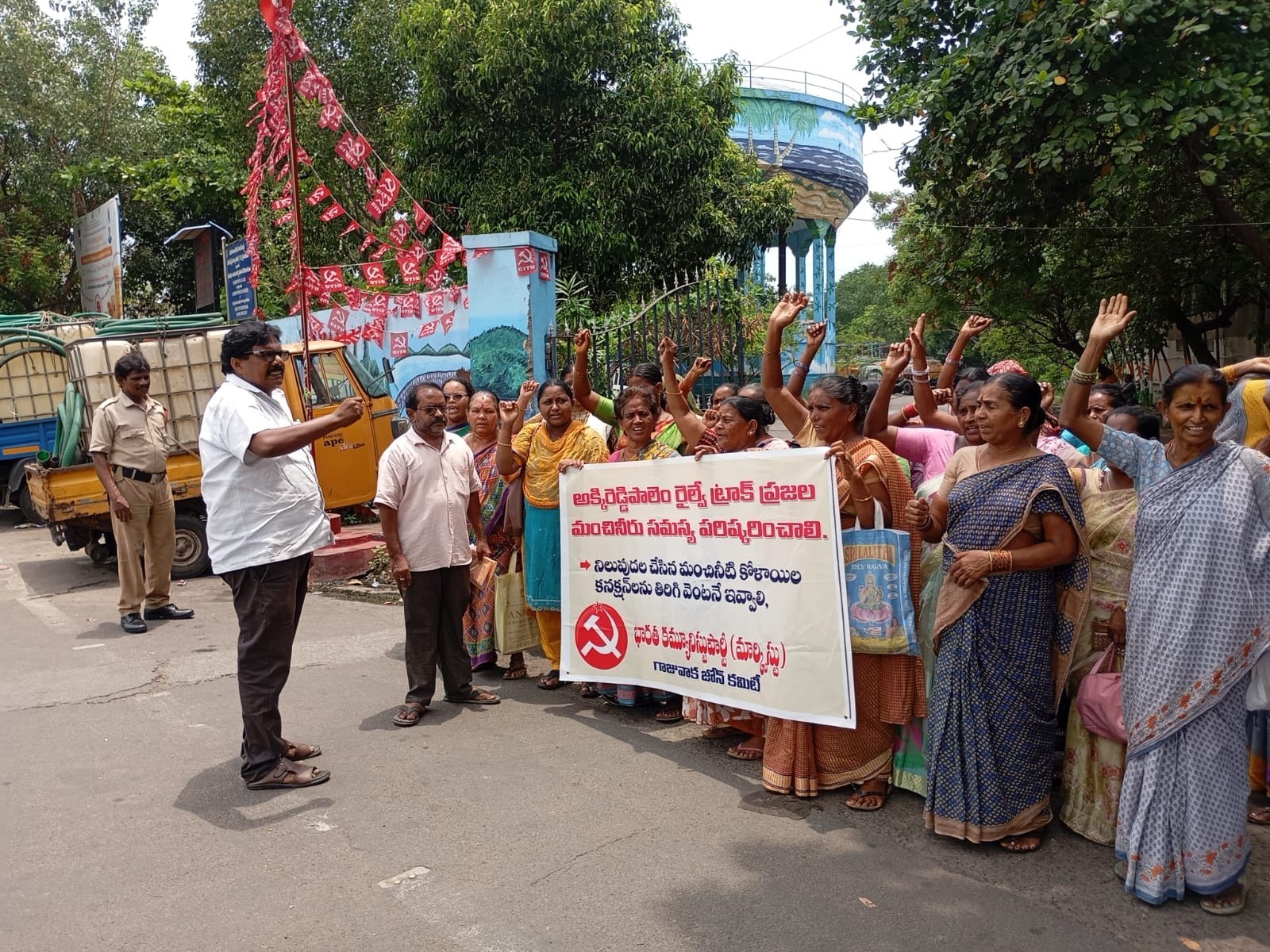 కుళాయిల తొలగింపుపై ధర్నా