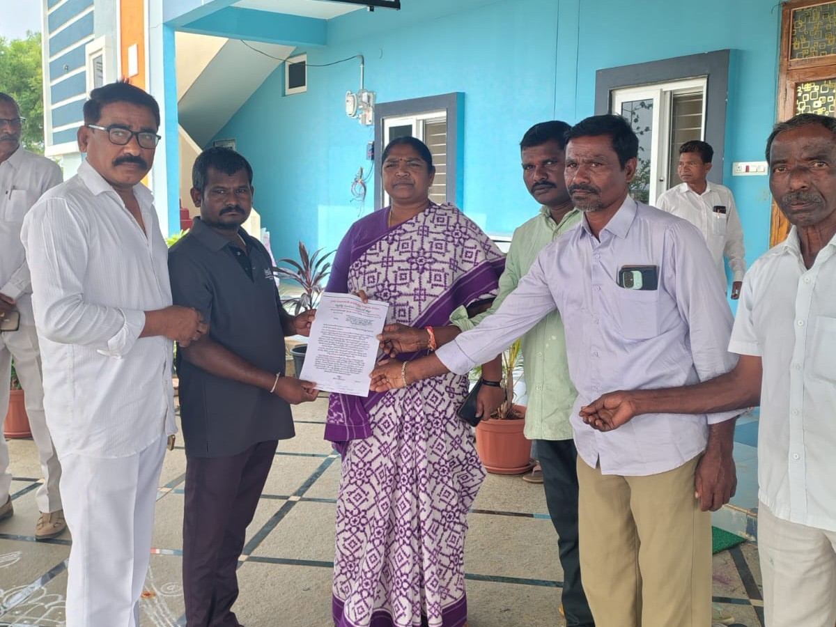 కార్మికులకు కనీస వేతనాలు అందించాలని మంత్రికి వినతి