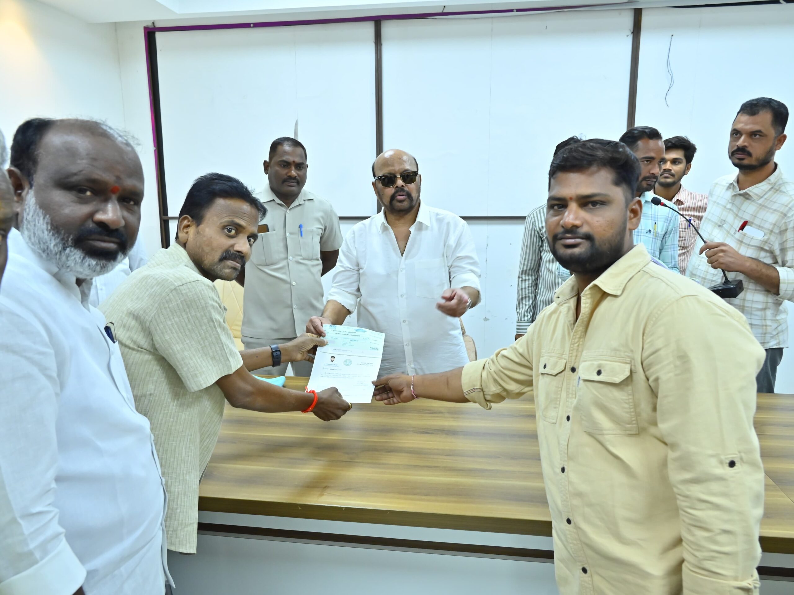 సీఎంఆర్‌ఎఫ్ చెక్కులు పంపిణీ చేసిన కొండా మురళి