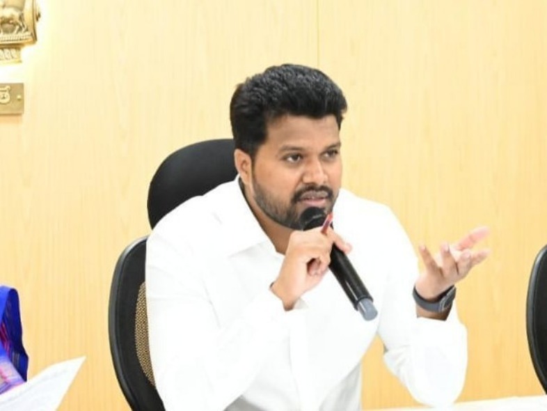 హైవే పై విద్యుత్ వైర్లు ఎత్తు పెంచాలి: కలెక్టర్