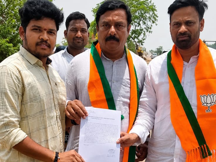 MLAకు వినతిపత్రం అందజేత