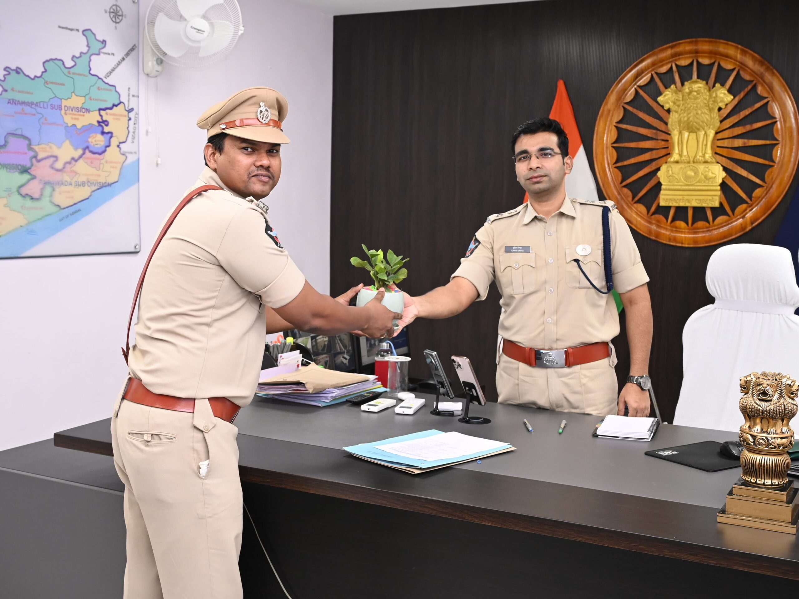 ఎస్పీని కలిసిన నూతన ఎస్సైలు