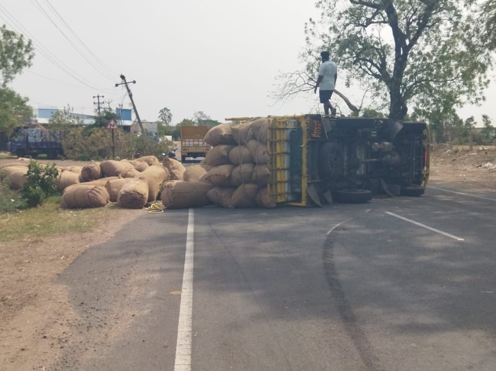 పుల్లడిగుంటలో మిర్చి బస్తాల వాహనం బోల్తా.!