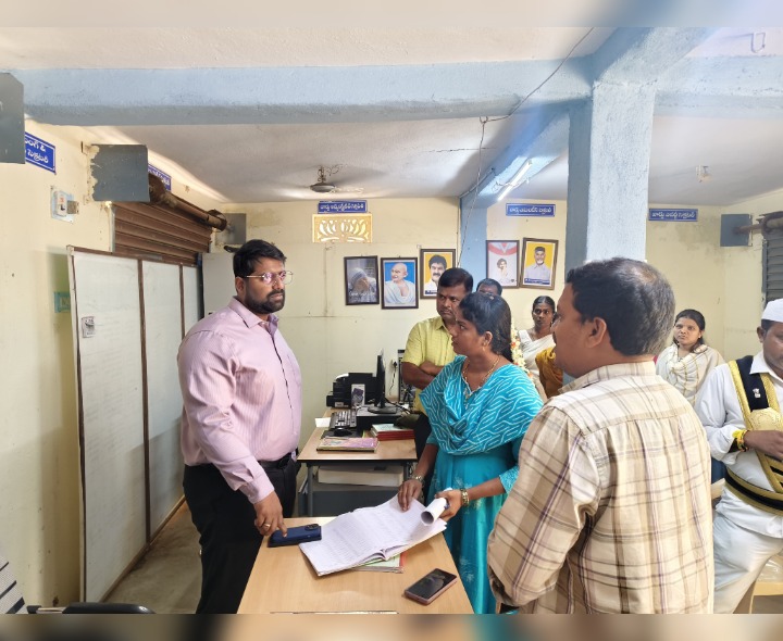 వార్డు సచివాలయాల్లో జాయింట్ కలెక్టర్ తనిఖీ