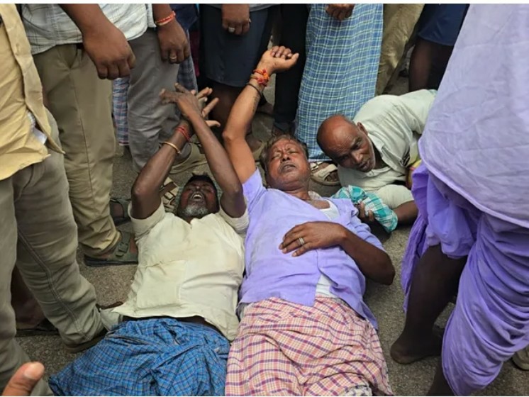 ధాన్యం లారీల కోసం రోడ్డు ఎక్కిన రైతన్న