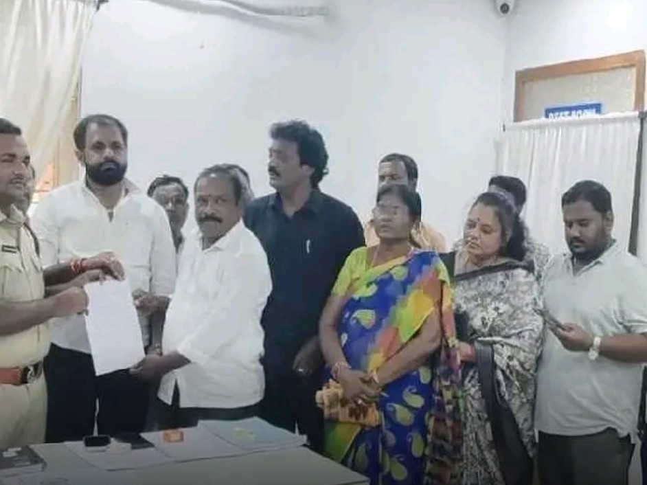 హరీష్ రావు, సుమన్లపై ఫిర్యాదు