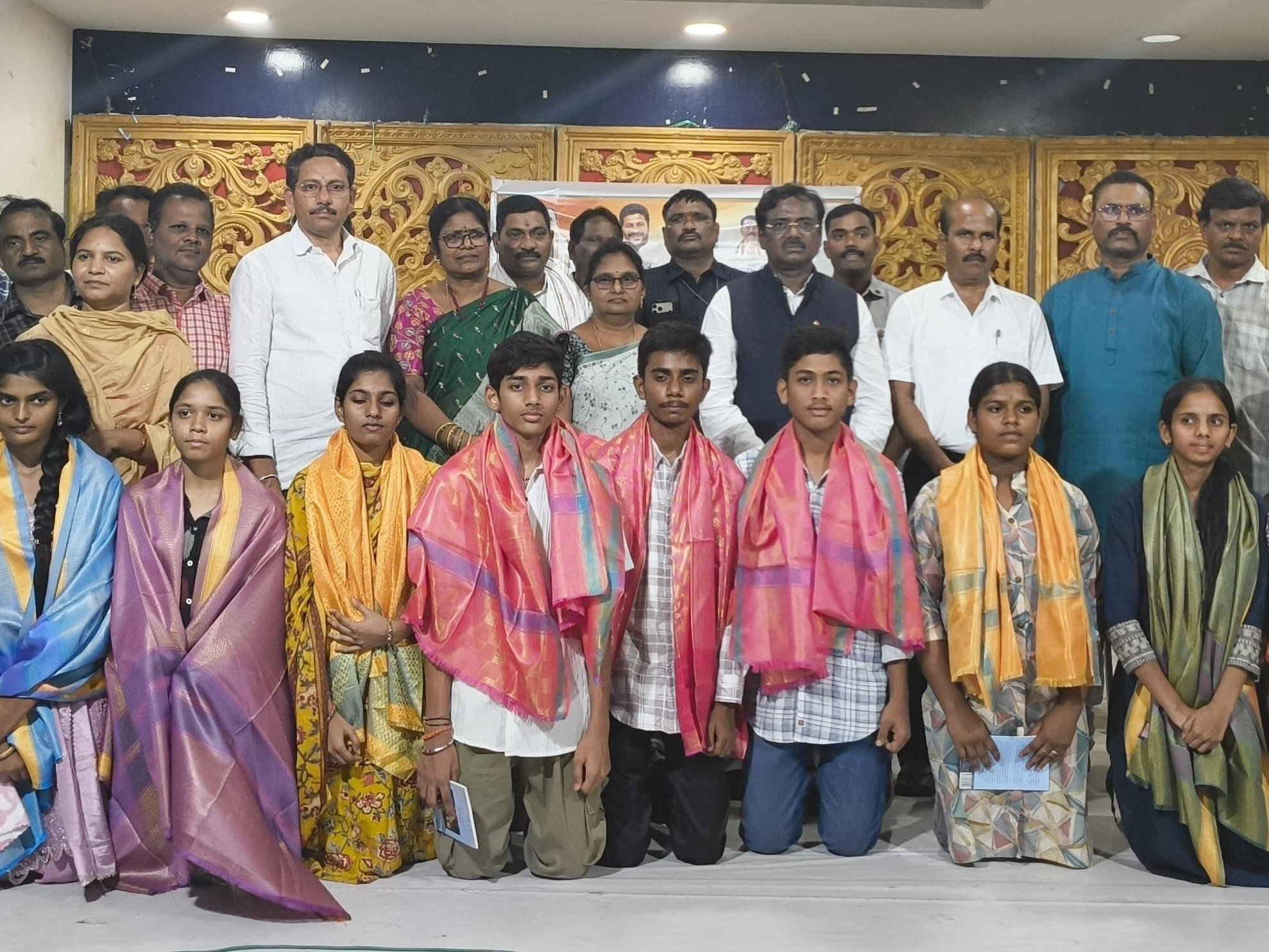 ఉత్తమ ఫలితాలు సాధించిన విద్యార్థులకు మంత్రి సన్మానం