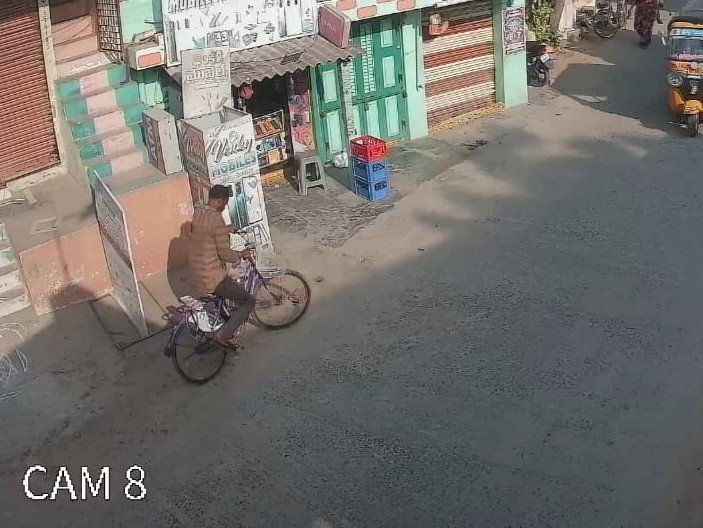 సైకిల్‌ను దొంగలించిన గుర్తు తెలియని వ్యక్తి