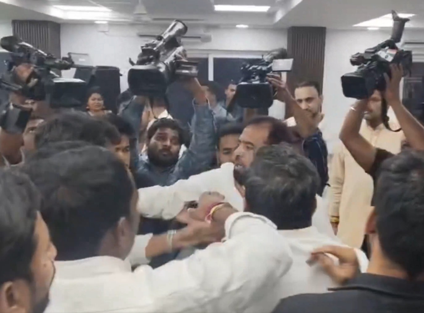 గాంధీభవన్‌లో గొడవపై స్పందించిన నేతలు