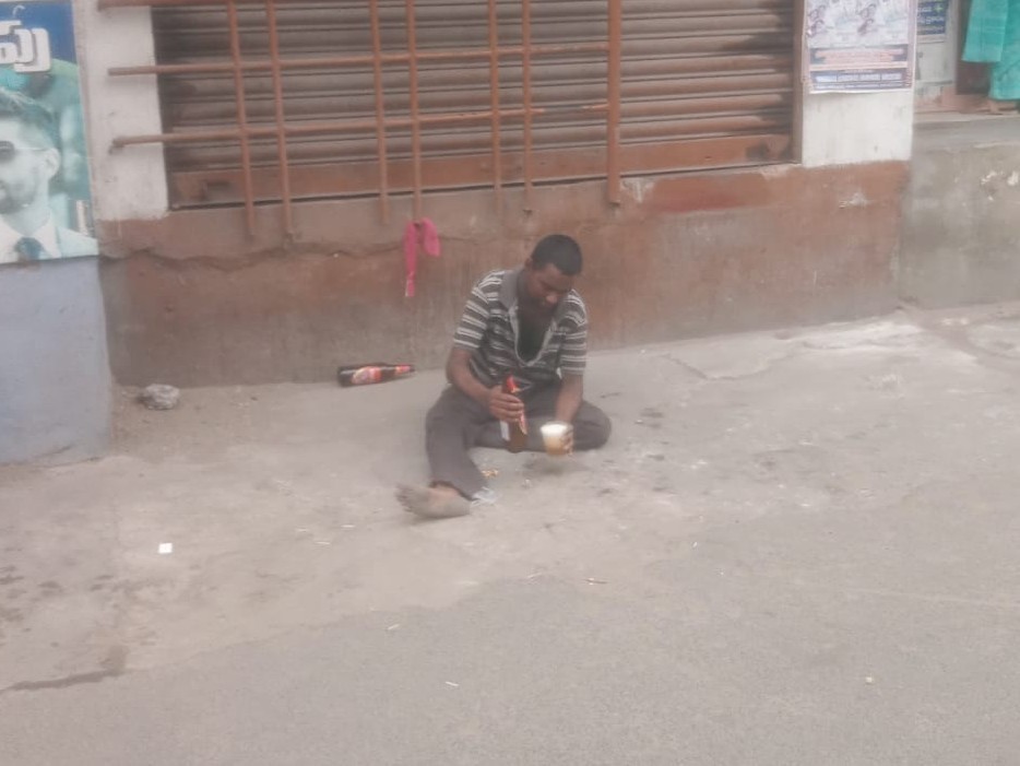 బహిరంగంగా మద్యం తాగుతున్న మందుబాబు