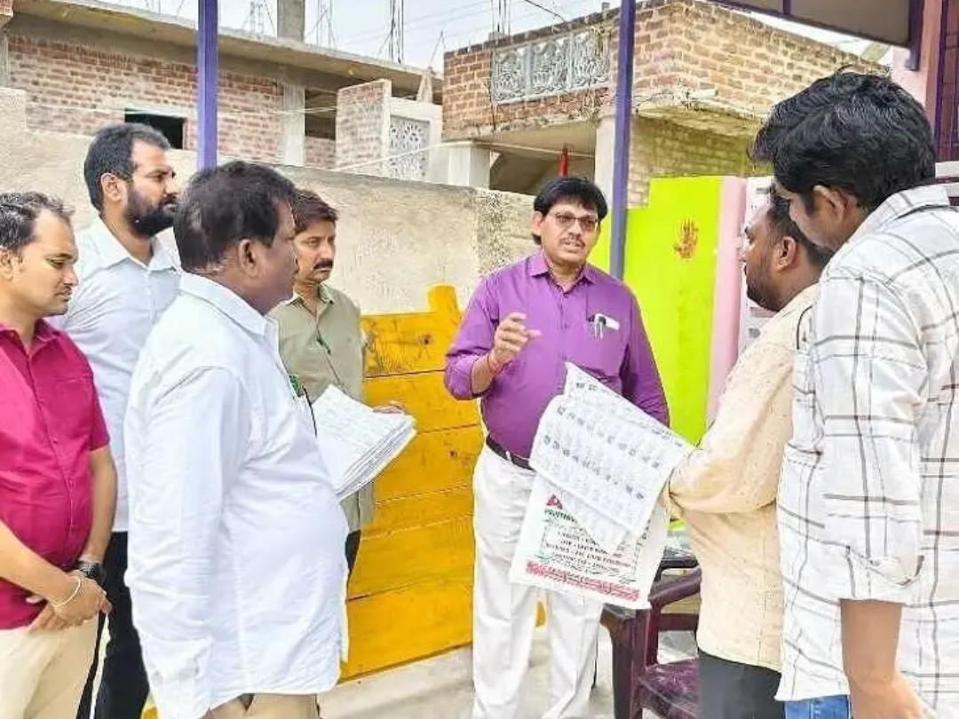 ప్రతి ఇంటికి వెళ్లి పరిశీలించండి: RDO
