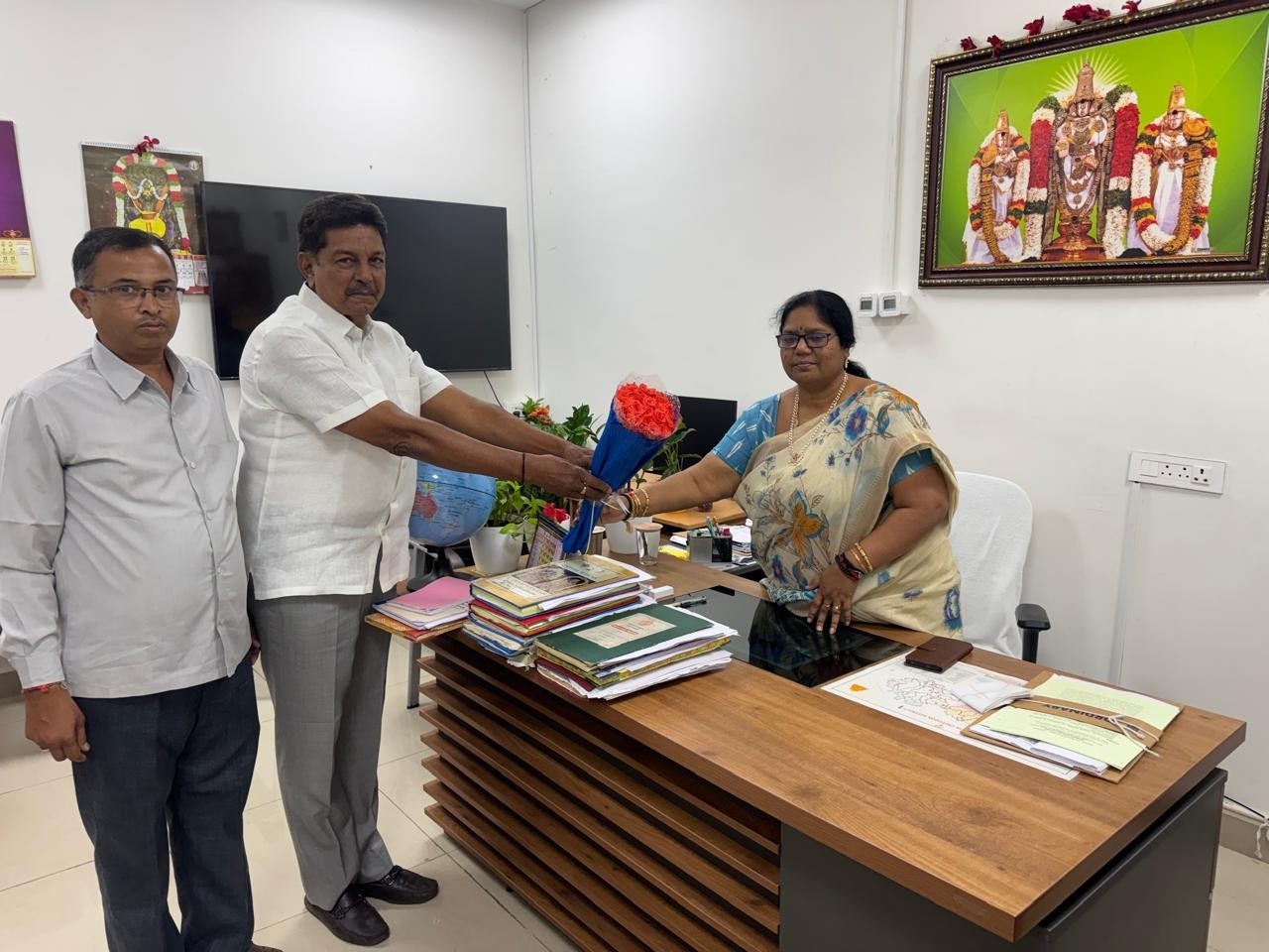 జిల్లా న్యాయమూర్తిని కలిసిన న్యాయవాదుల సంఘం అధ్యక్షులు