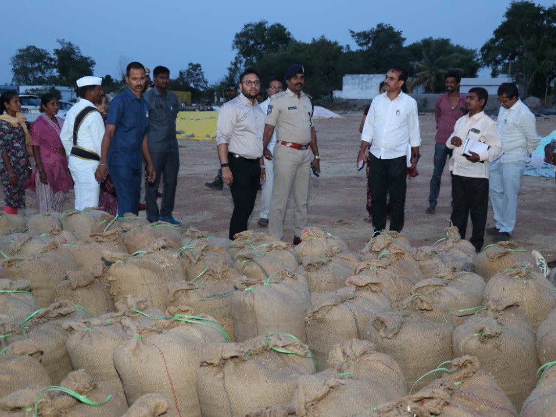 తడిసిన ధాన్యం కొంటాం: కలెక్టర్ భరోసా