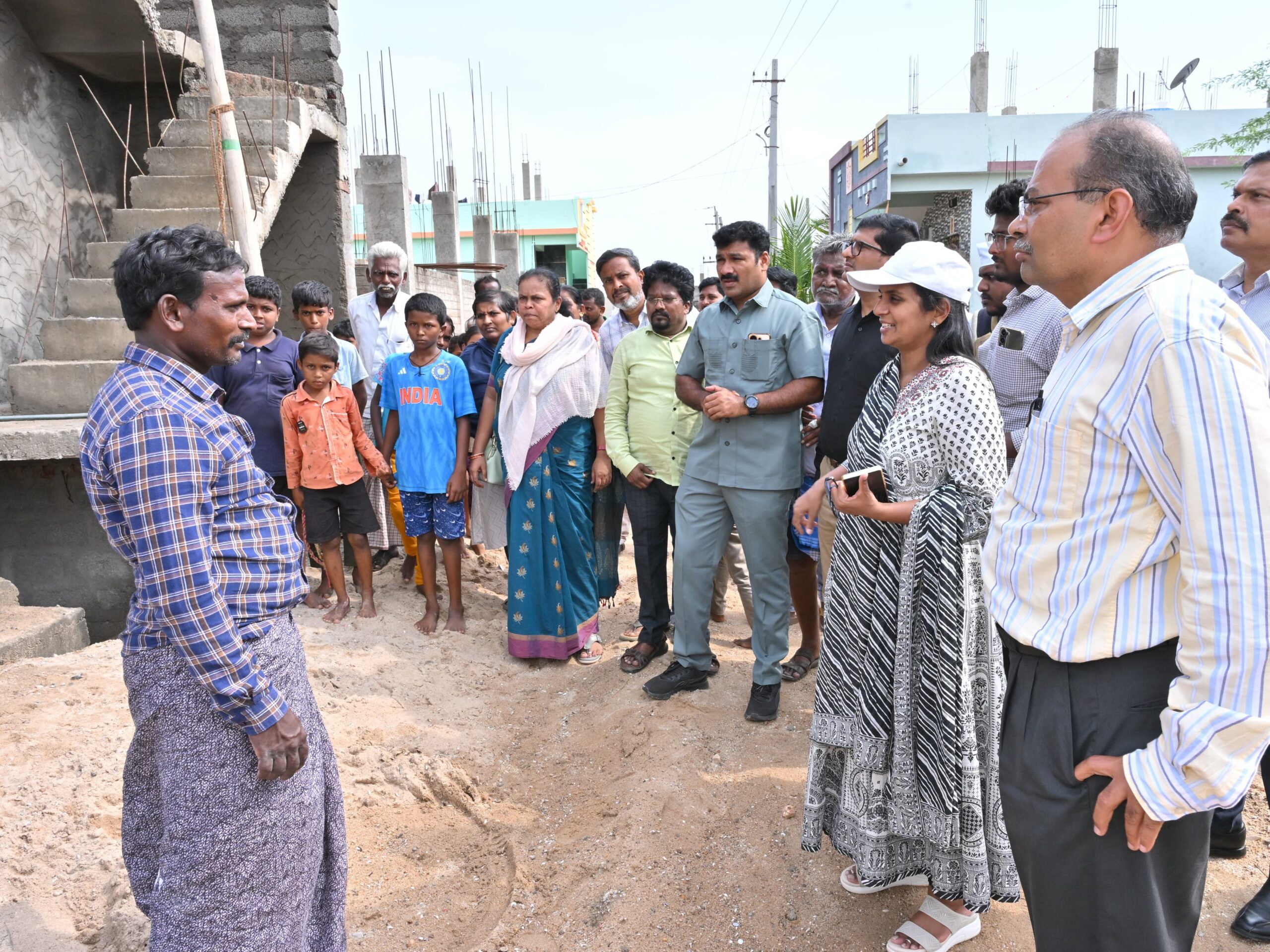 హౌసింగ్ లేఔట్లలో రోడ్లు ఏర్పాటు చేస్తాం: కలెక్టర్