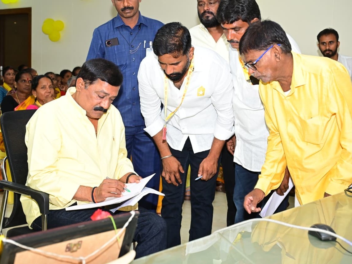మహానాడు కార్యక్రమాలను సందర్శించిన ఎమ్మెల్యే