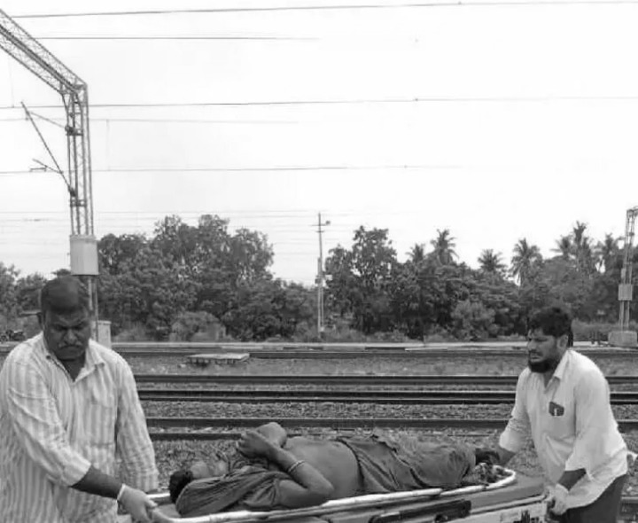 రైలు నుంచి జారిపడి వ్యక్తికి తీవ్ర గాయాలు