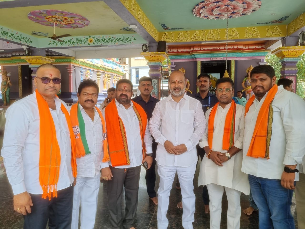 కేంద్ర మంత్రిని కలిసిన జిల్లా నాయకులు
