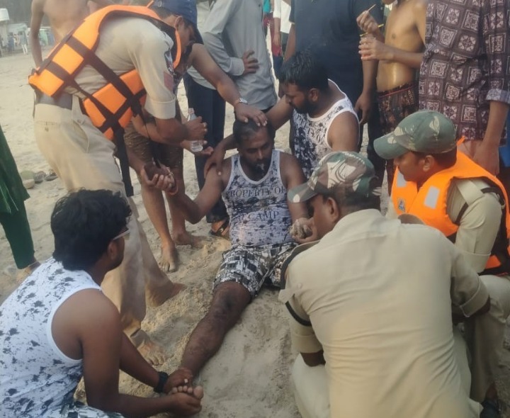 యువకుడి ప్రాణం కాపాడిన మొగల్తూరు పోలీసులు
