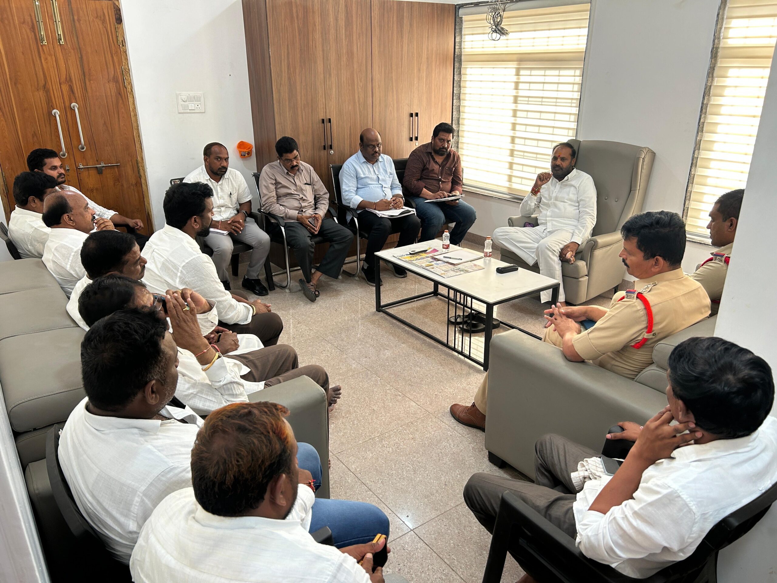 వరి, మొక్కజొన్న కొనుగోళ్లపై ఎమ్మెల్యే సమీక్ష