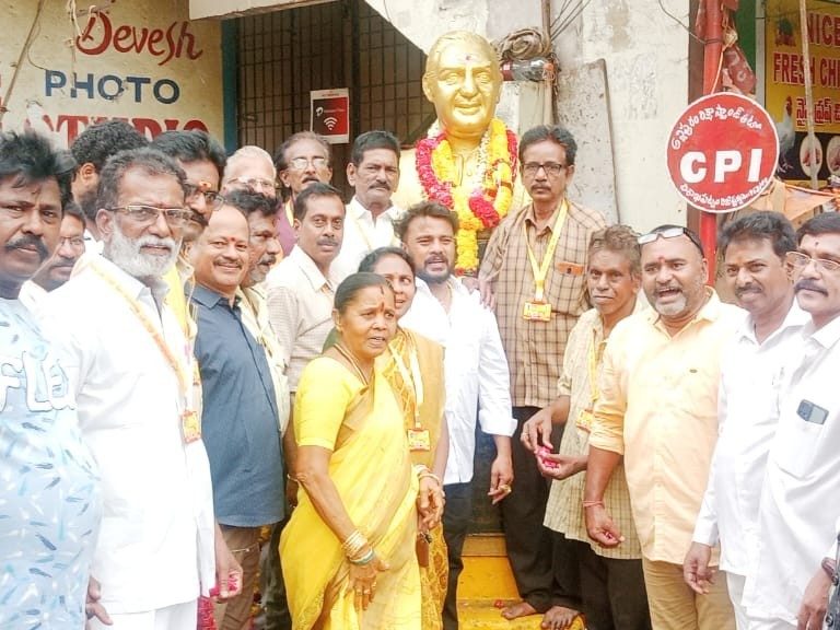 ఎన్టీఆర్ విగ్రహానికి నివాళులు