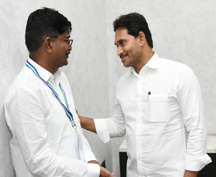 YS జగన్‌ను కలిసిన తలారి రంగయ్య