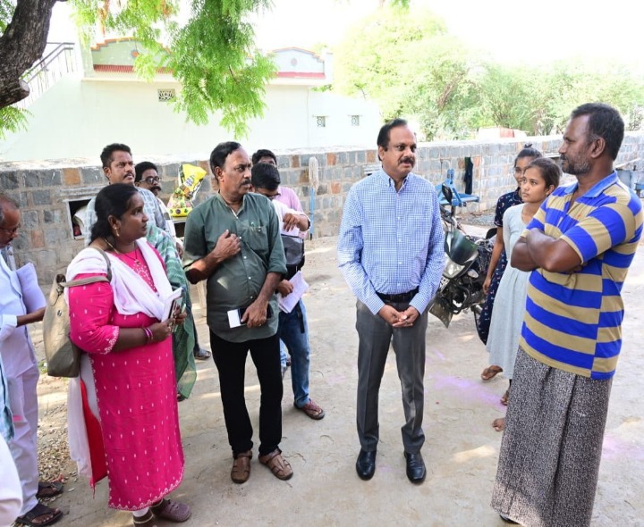 ఓటర్ల మ్యాపింగ్ ప్రక్రియలను పరిశీలించిన జిల్లా కలెక్టర్