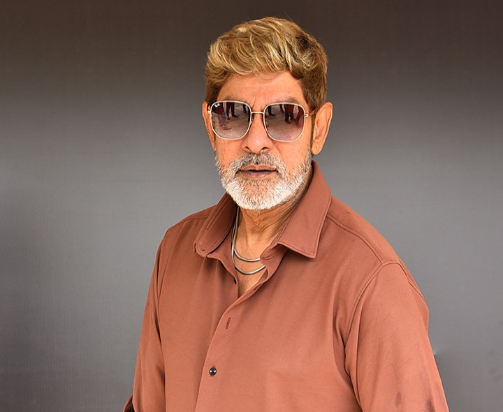 చరణ్‌ కష్టం చూసి ఆశ్చర్యపోయా: జగపతి బాబు