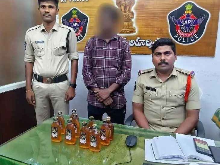 10 మద్యం బాటిళ్లు స్వాధీనం.. వ్యక్తి అరెస్ట్
