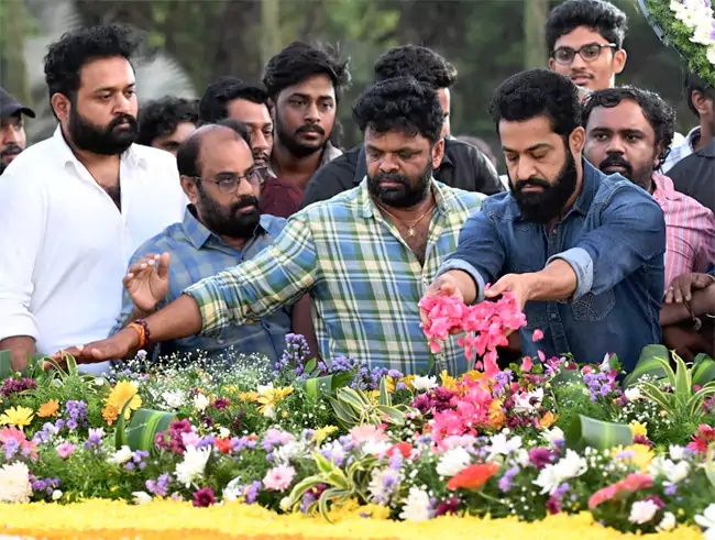 NTRకు నివాళులర్పించిన జూనియర్ ఎన్టీఆర్