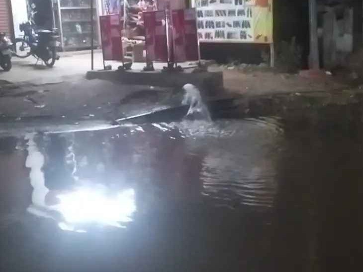 పైప్‌లైన్ లీకేజీ.. వాహనదారులకు ఇబ్బందులు