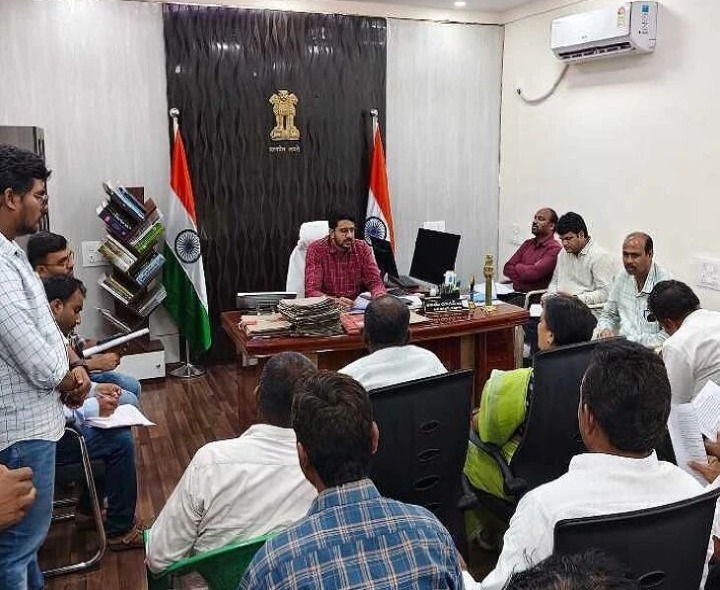 ఓటు హక్కుపై అవగాహన కల్పించాలి: సబ్ కలెక్టర్