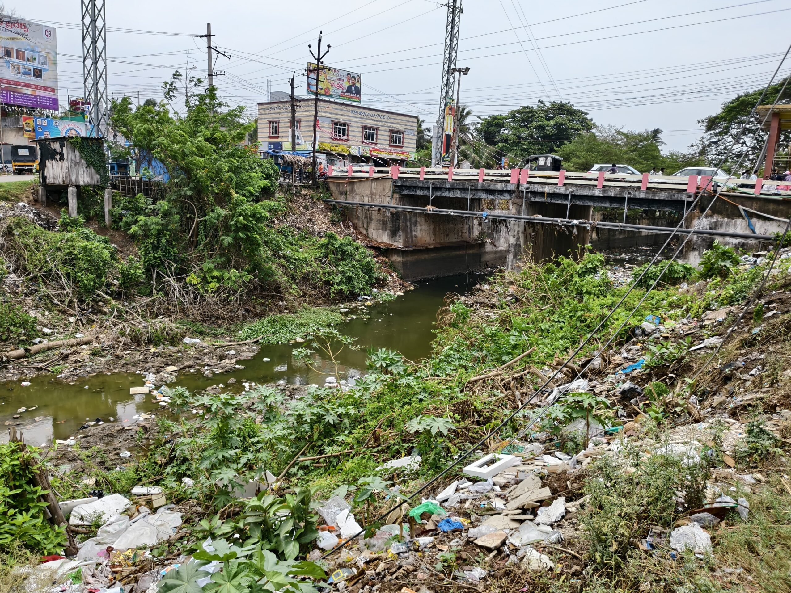 అమలాపురంలో కాలువల శుభ్రతపై ఆందోళన
