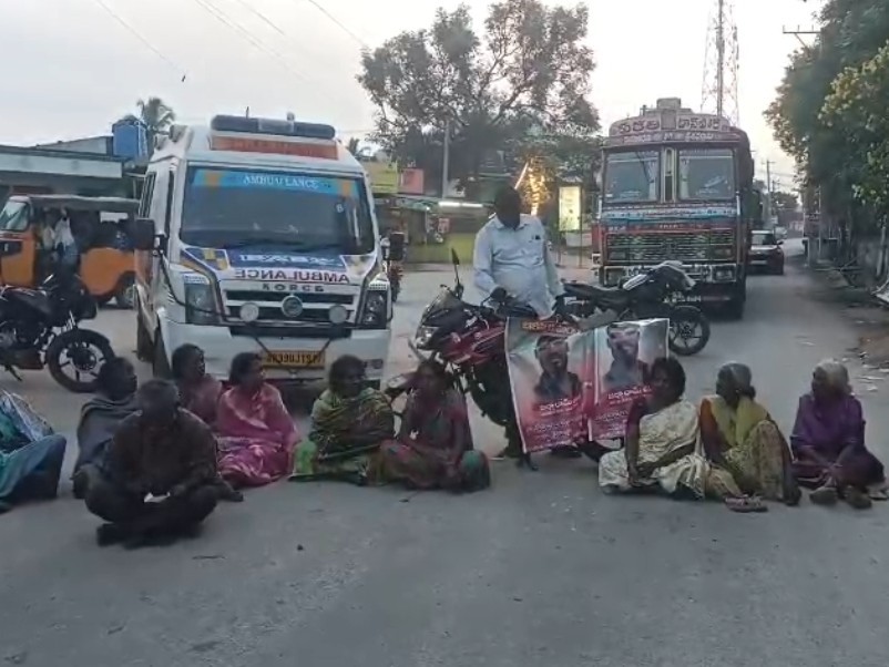 పోలీస్ స్టేషన్ ఎదుట నిరసన