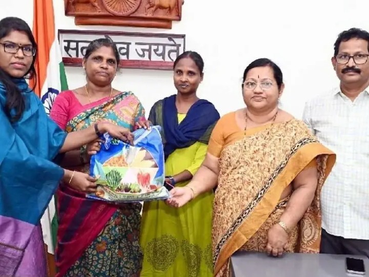 కూరగాయలు, ఆకుకూరల విత్తనాలను అందజేసిన కలెక్టర్