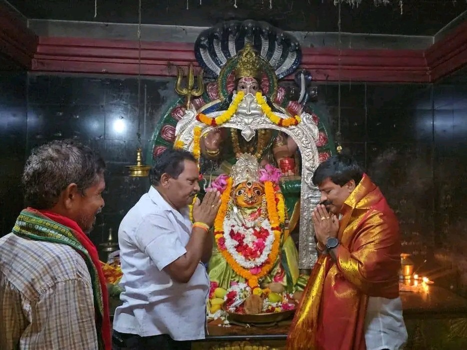 శ్రీ నీలమణి దుర్గ అమ్మవారి సేవలో ఎమ్మెల్యే