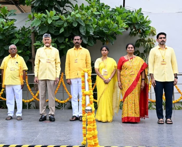 మహానాడు ప్రారంభం.. ఎన్టీఆర్‌కు నేతల నివాళులు
