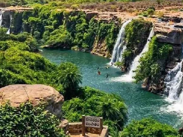 వేసవిలోనూ కనువిందు చేస్తున్న జలపాతం