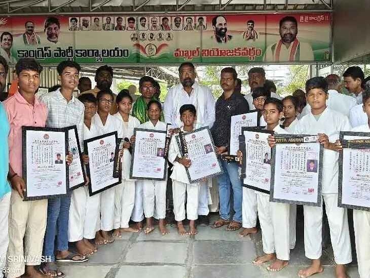 కరాటే విద్యార్థులకు మంత్రి శ్రీహరి సత్కారం
