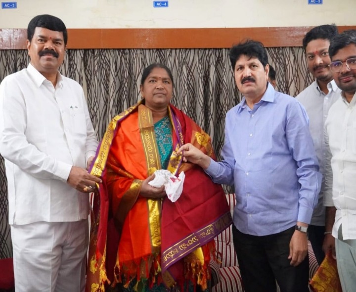 మంత్రి సీతక్కను కలిసిన ఎమ్మెల్యేలు