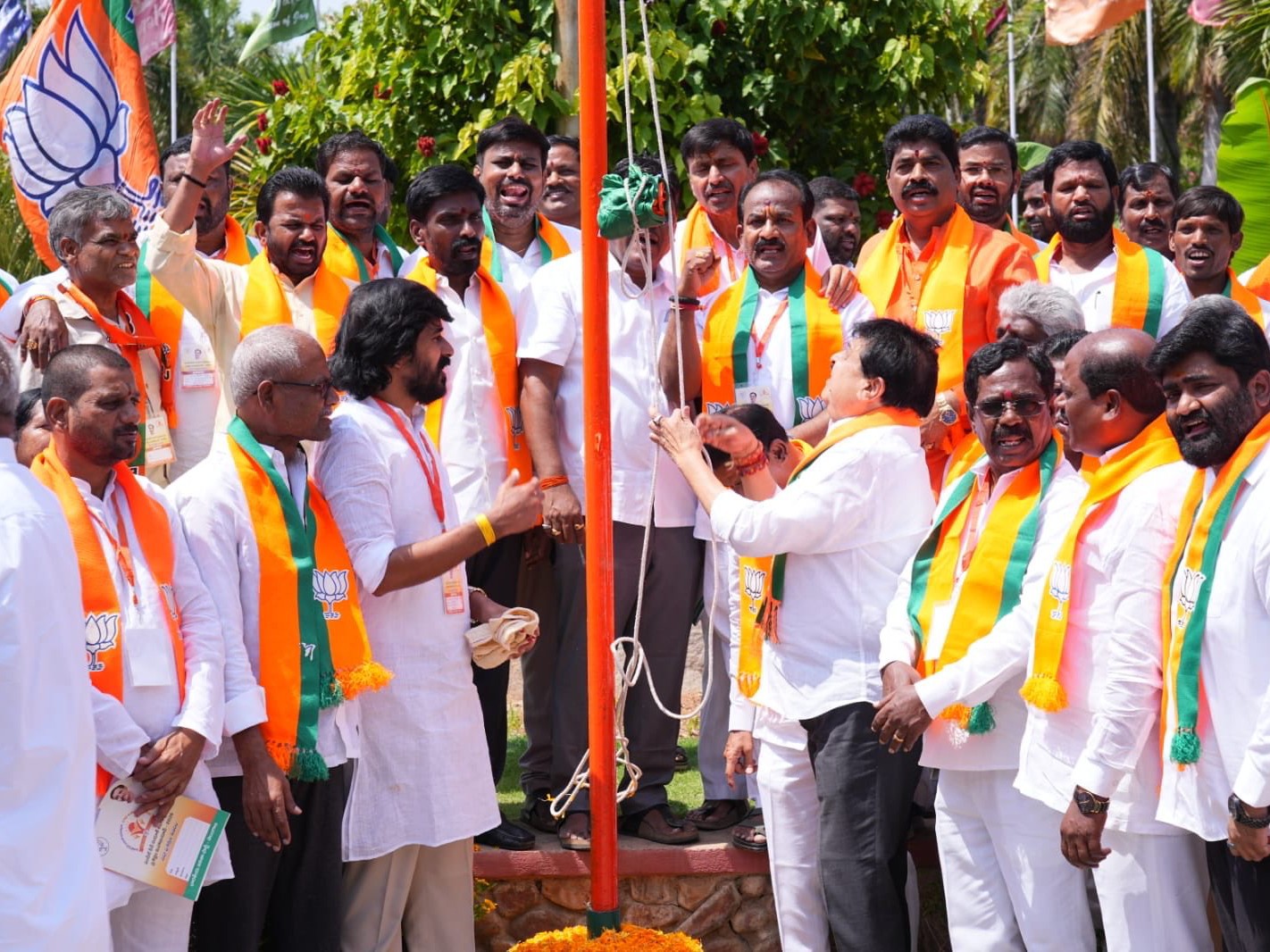 బీజేపీ జెండాను ఆవిష్కరించిన రాంచందర్ రావు