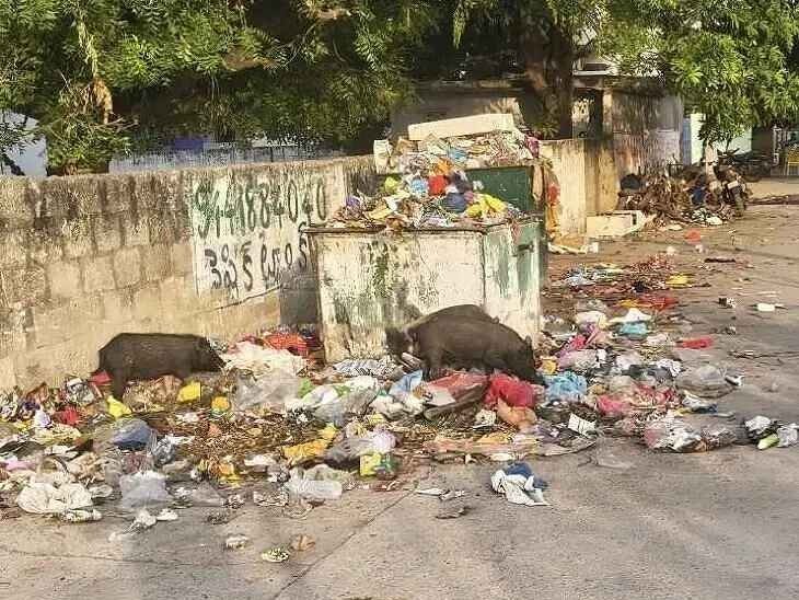 నిండిన చెత్త కుండీలు.. స్థానికుల ఇబ్బందులు